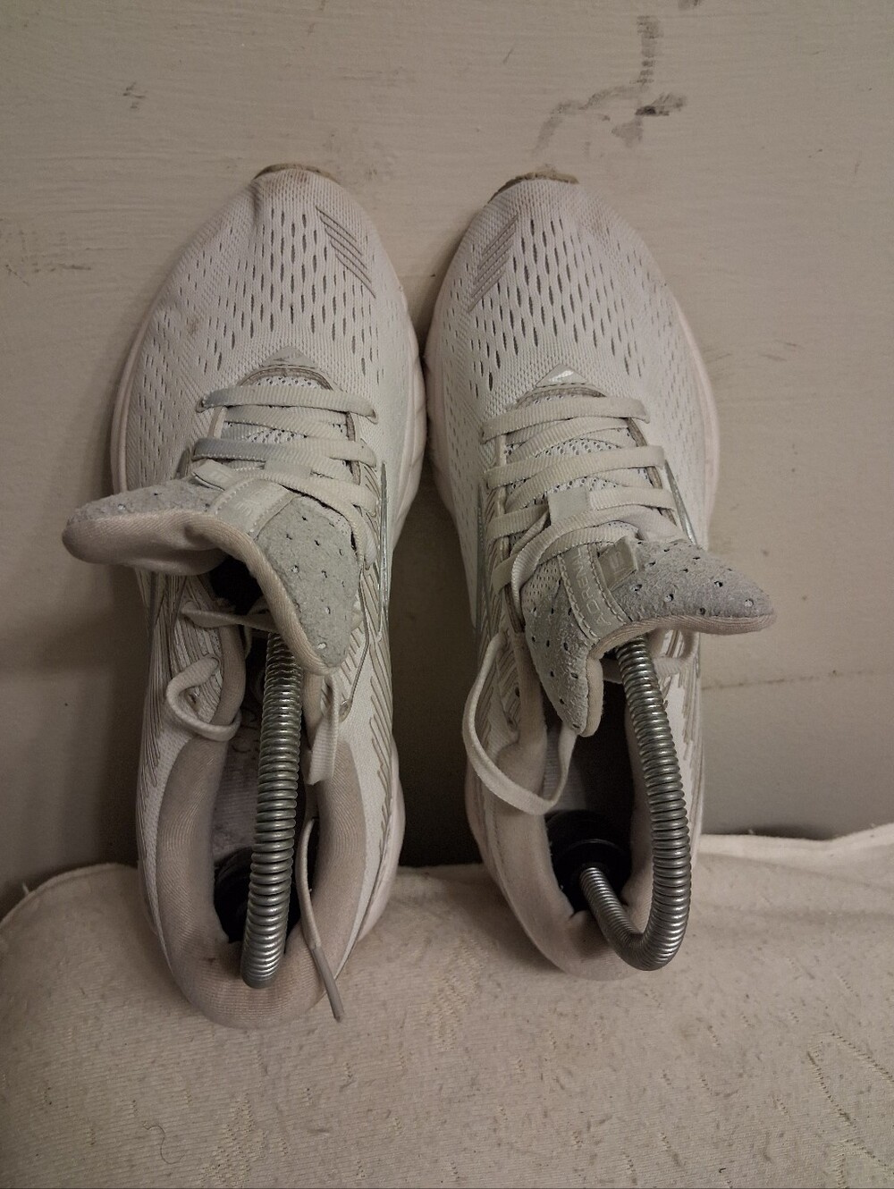 Womens BROOKS White Athletic Running Shoes - Breathable Mesh size 7.5
